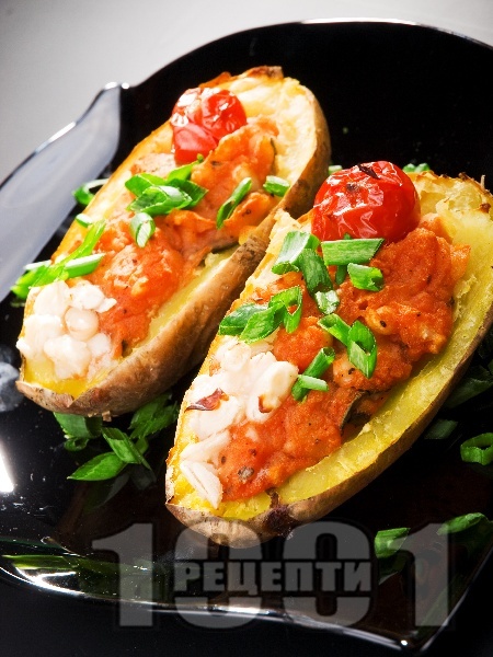 Пълнени картофи с боб и доматено пюре на фурна - снимка на рецептата